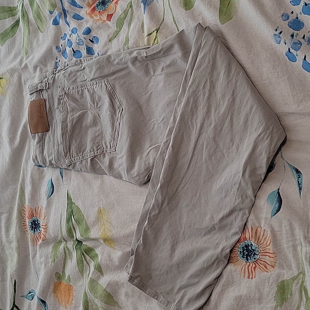 34 heritage courage straight leg jeans in soft stone.